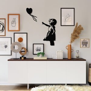Nástěnná dekorace kovová BANKSY HOLČIČKA A BALÓNEK
